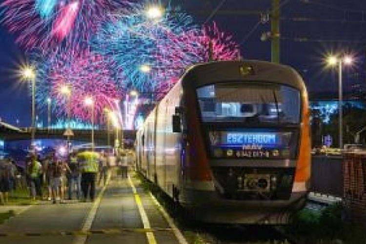 Az augusztus 20-ai ünnephez igazodik a vonatok közlekedési rendje - Késő esti vonatok is segítik a hazajutást