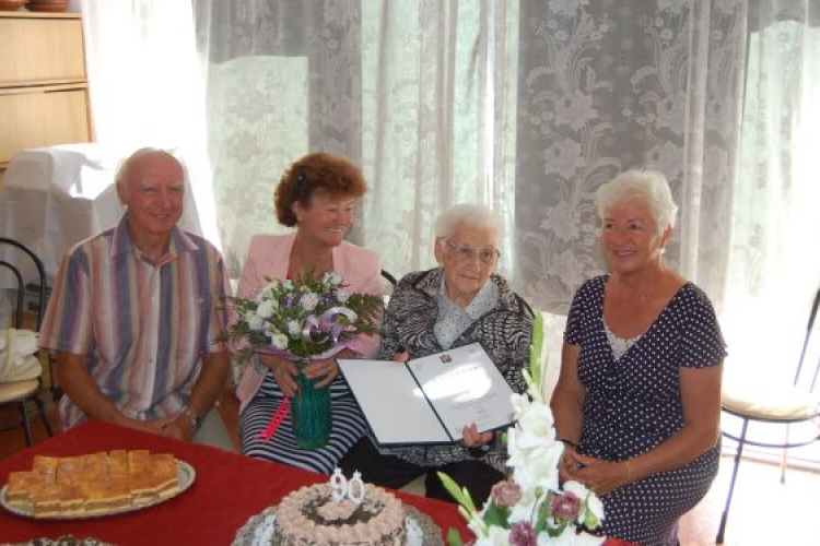 Baricsa Jánosné Vica  nénit 90. születésnapján köszöntötték az önkormányzat dolgozói