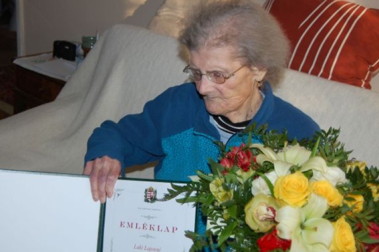 Laki Lajosné Anna nénit 90. születésnapján köszöntötték az önkormányzat dolgozói