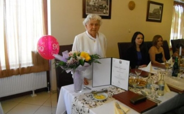 90. születésnapja alkalmából felköszöntötték Szatmári Péterné, Marika nénit 