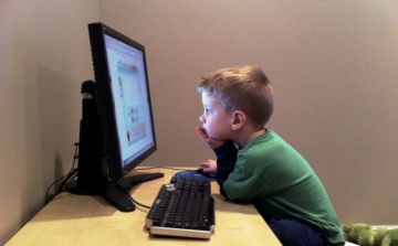 Az internetfüggőség fokozatosan alakul ki a gyermekekben