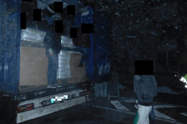Illegális migránsok egy német kamionban