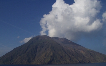 Kitört a vulkán Stromboli szigetén, a turistákat evakuálják