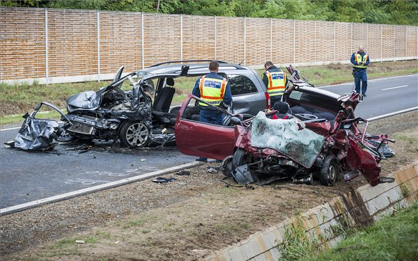 Hárman meghaltak balesetben Debrecen határában