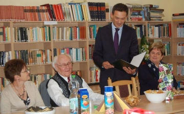 Vári Ernőt 90. születésnapján felköszöntötte Hegedűs Zoltán alpolgármester