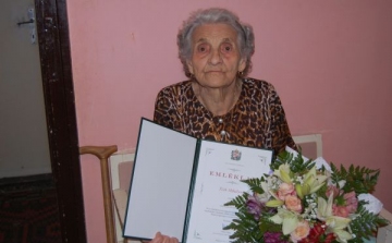 90. születésnapján köszöntötték Tóth Mihályné Piroska nénit az önkormányzat dolgozói