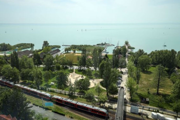 A nyári szezon első hétvégéjén 27,5 százalékkal többen utaztak a Balatonhoz vonattal