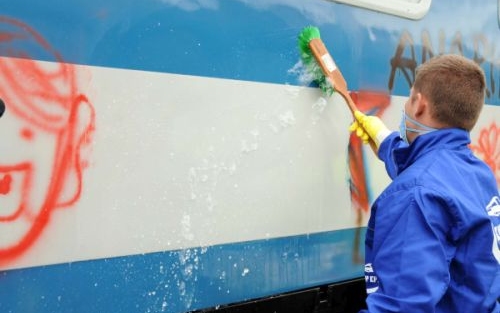 Kevesebb a vonatokon a graffiti, de így is milliókba kerül az eltávolításuk
