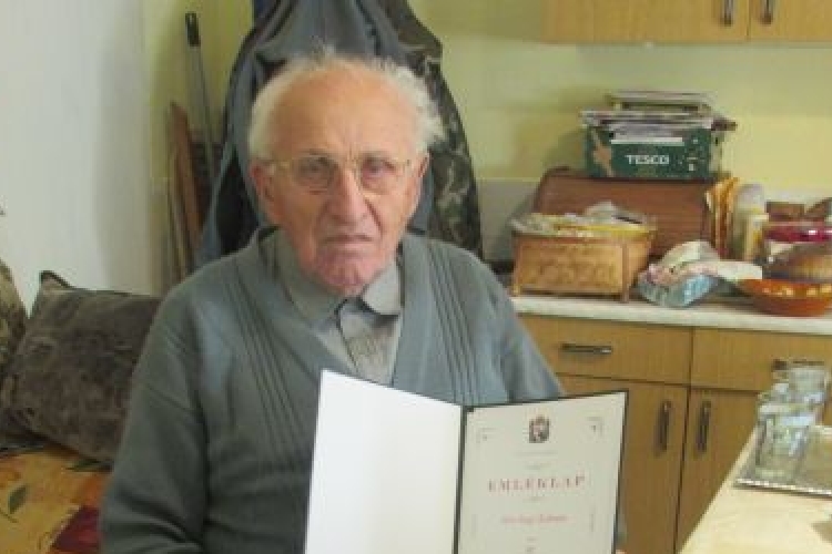 Hös-Nagy Kálmánt 90. születésnapján köszöntötték az önkormányzat dolgozói