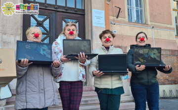 Bohócdoktorok számítógépekkel lepték meg Szegeden a Pszichiátriai Klinikát