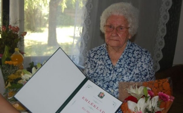 Rácz Mihályné Marika nénit 95. születésnapján köszöntötték az önkormányzat dolgozói