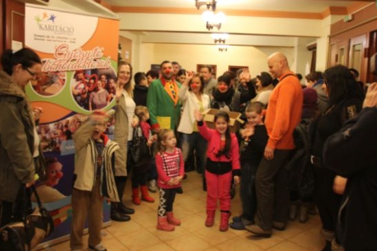 Ötszáz gyermeket fogadtak a bohócdoktorok a szegedi Belvárosi Moziban