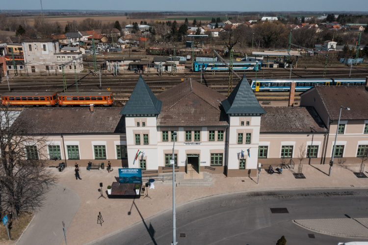 Megújult Celldömölk vasútállomás épülete