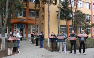 Leváltják egy marosvásárhelyi iskola vezetőit a szülők román-magyar konfliktusa miatt